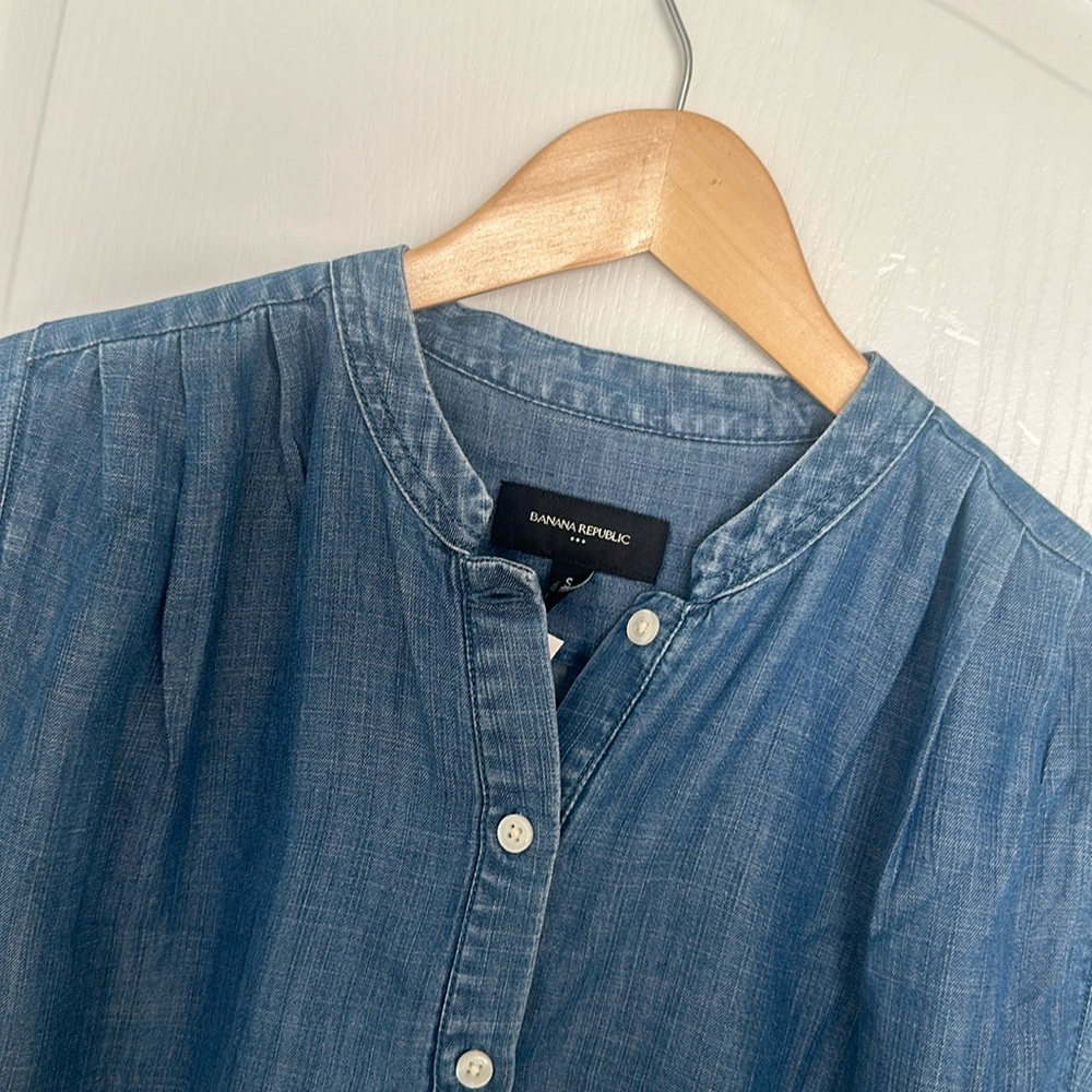 NWT Banana Republic chambray button up shirt, size Small